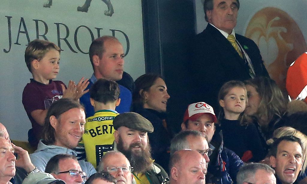 Los duques de Cambridge llevan al fútbol al príncipe George y la princesa Charlotte
