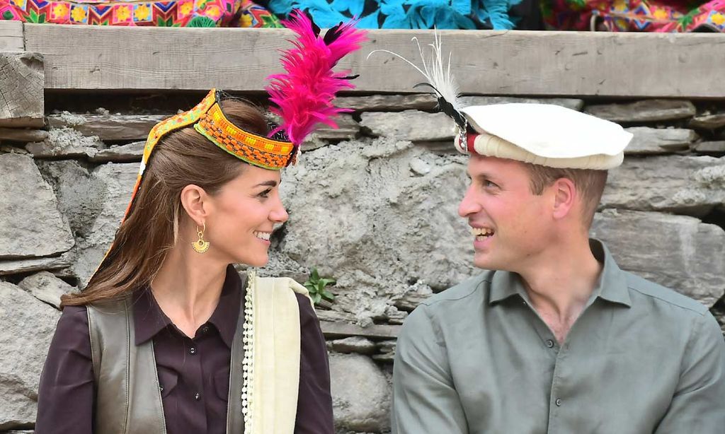 Con llamativos tocados: los duques de Cambridge, dos aldeanos más en el corazón de Pakistán