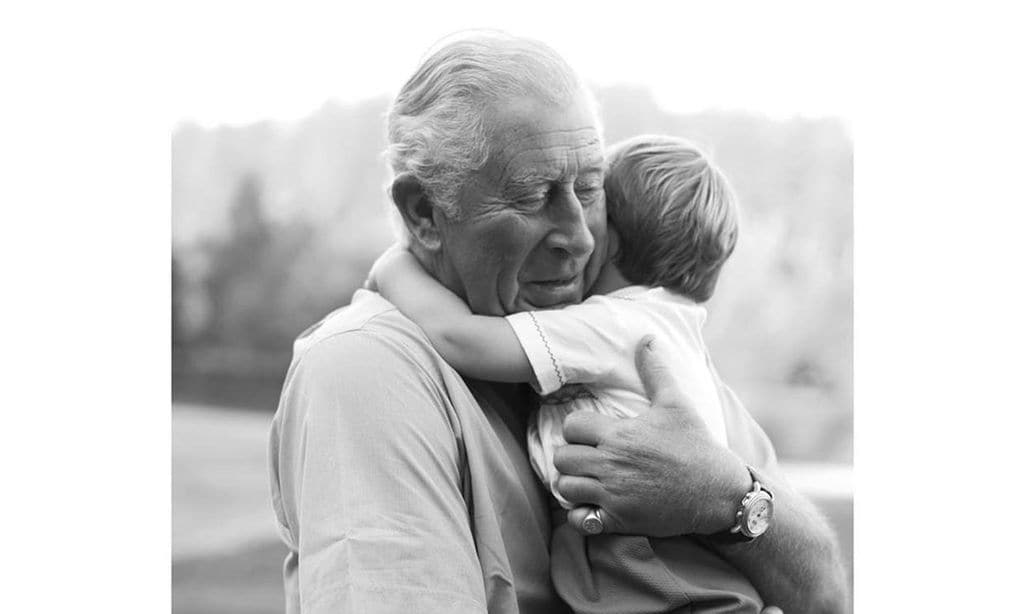 El príncipe Carlos abraza en la distancia a su nieto Louis por su cumpleaños