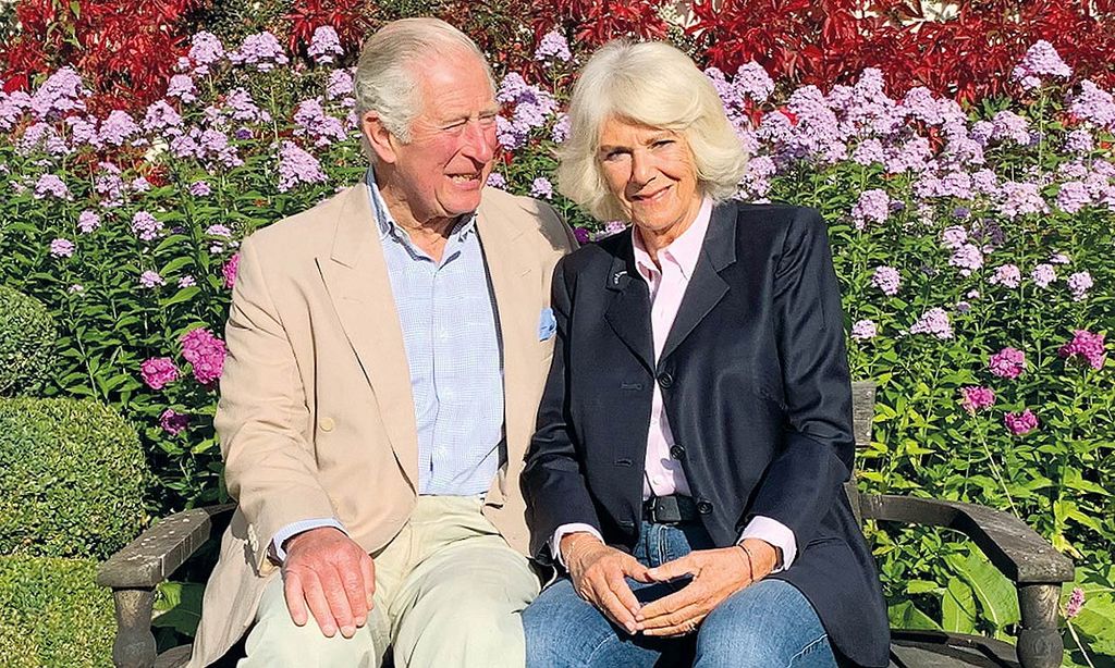 El príncipe Carlos y Camilla reciben la primera dosis de la vacuna contra el coronavirus