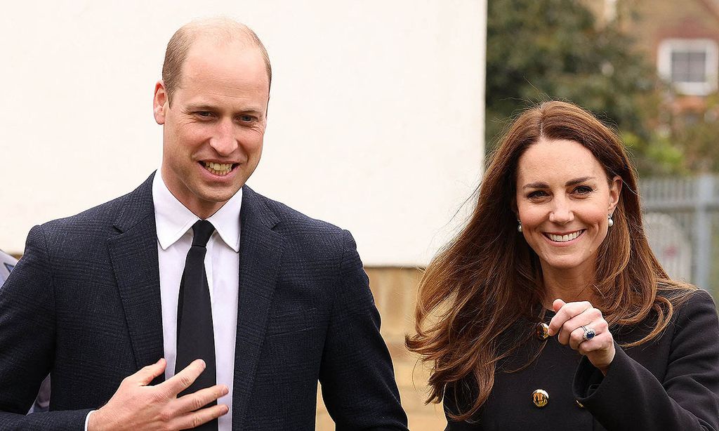 Los duques de Cambridge, de luto, homenajean al duque de Edimburgo en su vuelta al trabajo