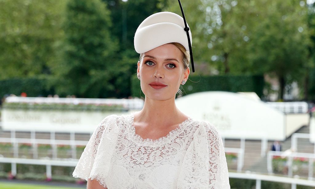 Lady Kitty Spencer viaja a Italia acompañada de sus amigos y entre rumores de boda con Michael Lewis