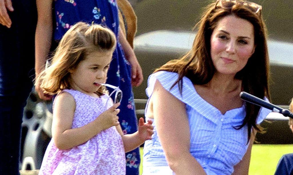 Charlotte de Cambridge entre mariposas, la adorable imagen con mensaje tomada por su madre
