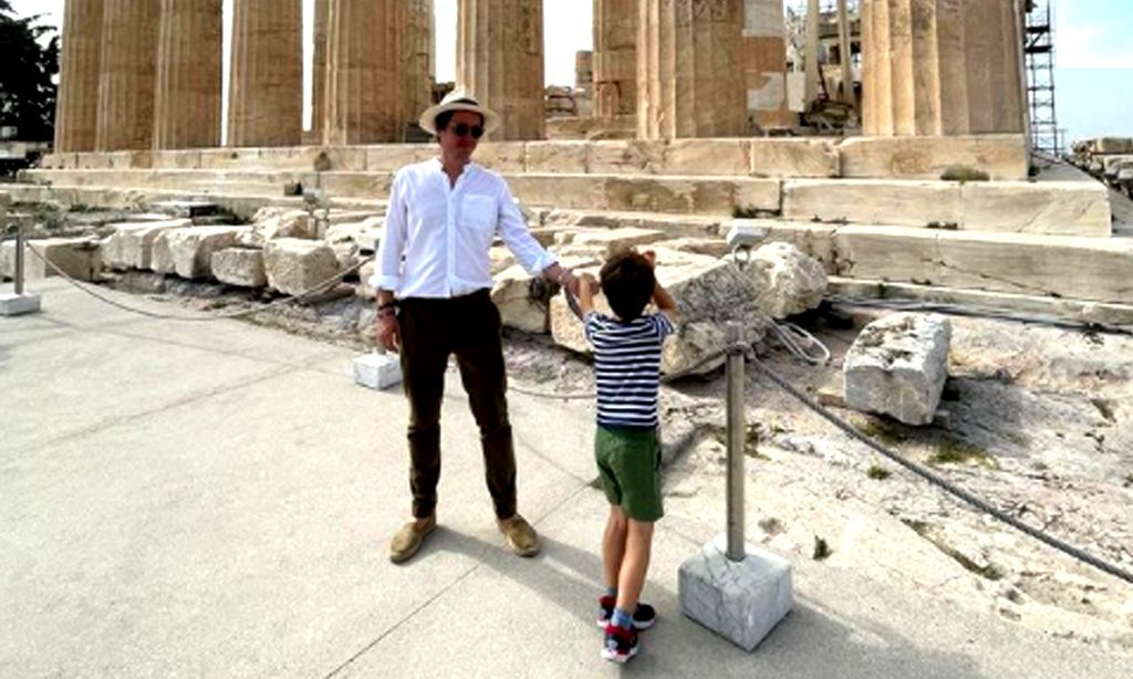 Edoardo Mapelli, marido de Beatriz de York, aprovecha el viaje a Grecia para hacer turismo con su hijo mayor