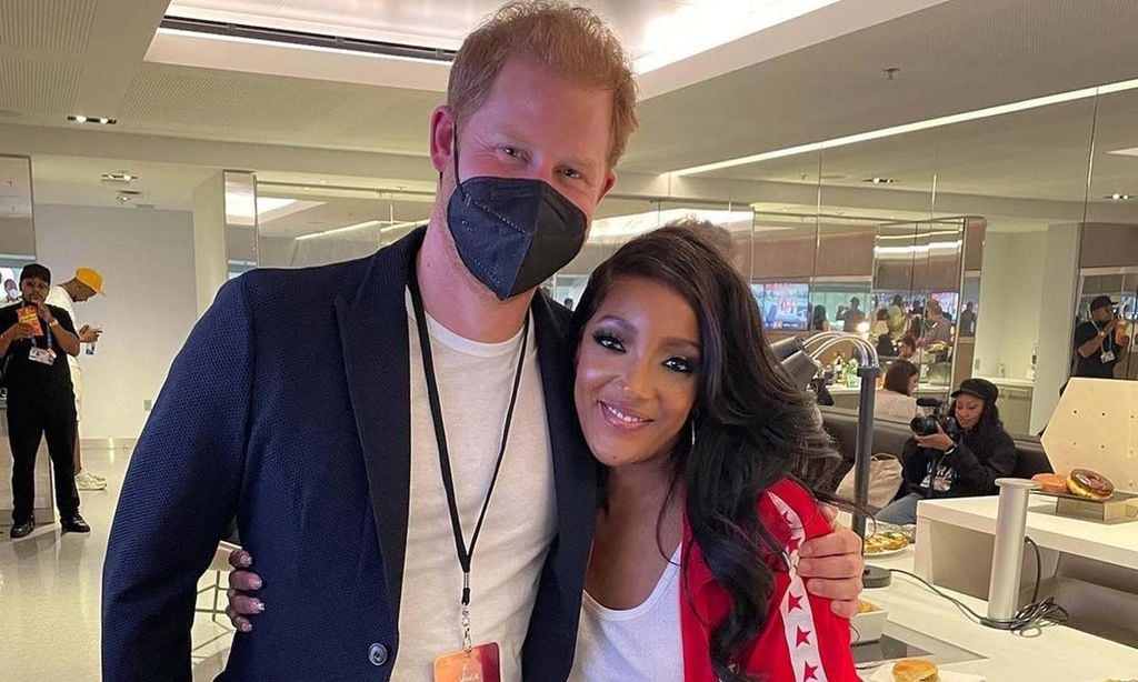 Una reverencia en chándal, el saludo más excéntrico que el príncipe Harry recibió en la Super Bowl