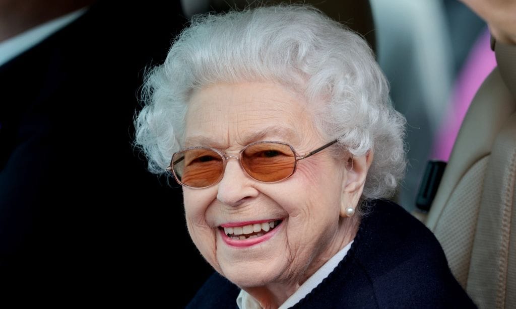 Isabel II reaparece en público muy sonriente tras su ausencia en la apertura del Parlamento británico