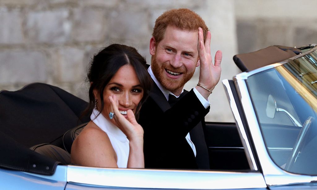 Los duques de Sussex celebran su aniversario a punto de volver a Reino Unido: recordamos los momentazos de su boda