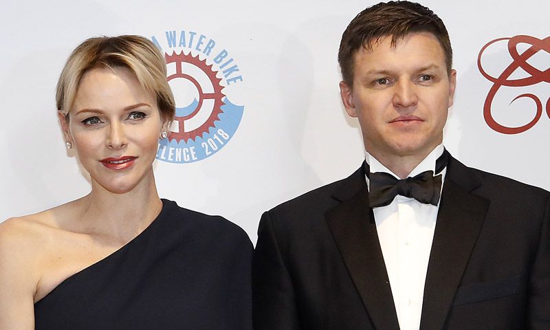 Charlene de Mónaco, divina del brazo de su hermano
