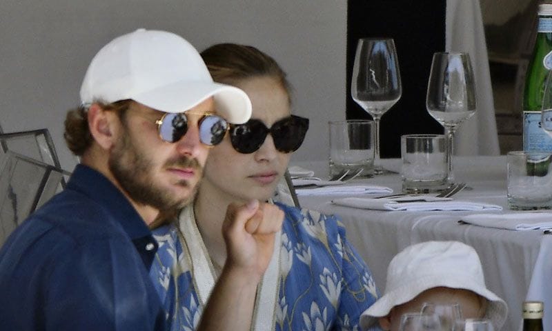 Beatrice Borromeo, Pierre Casiraghi y su hijo mayor, día familiar en la hípica