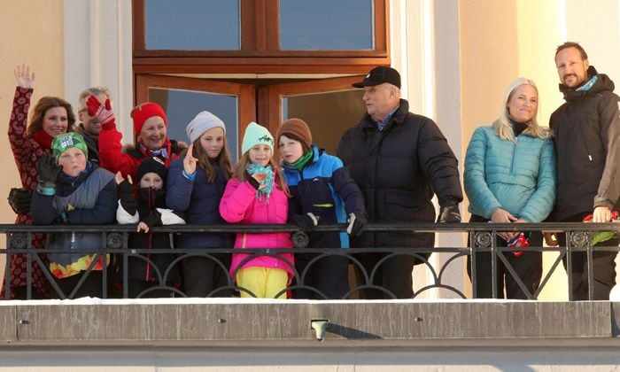 Esquí, deslizamiento sobre hielo o disparo láser... ¡La divertida yincana de la Familia Real noruega!