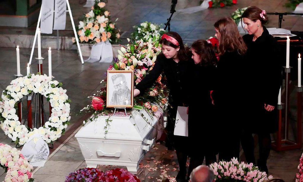 Marta Luisa de Noruega y sus hijas despiden a Ari Behn arropadas por toda la Familia Real