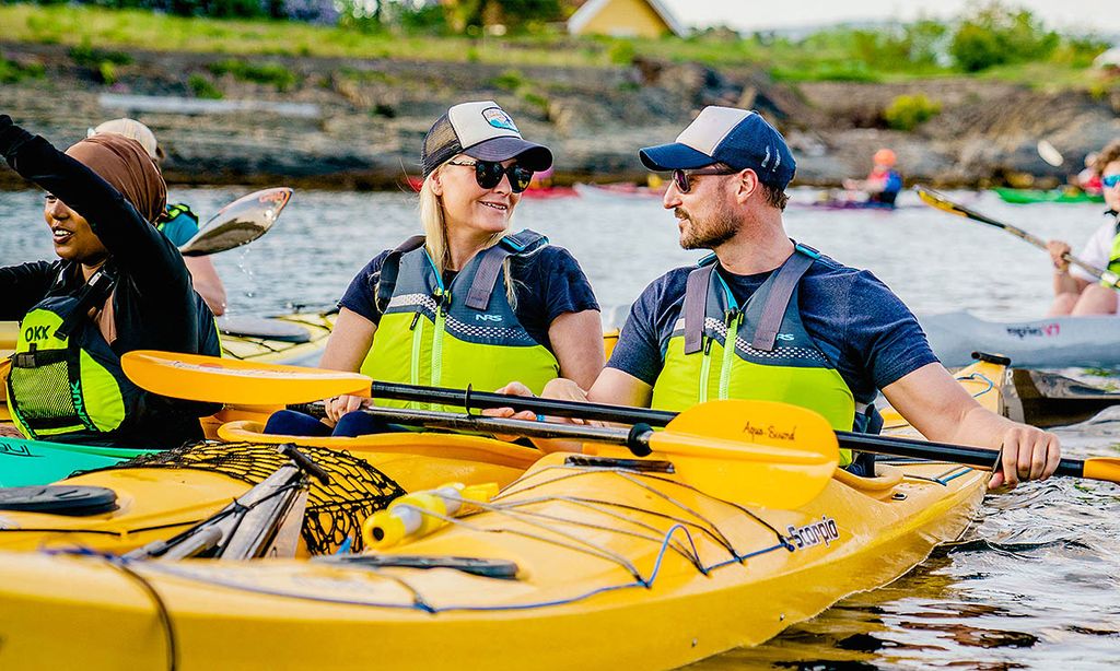 Chaleco, remo y kayak: a Haakon y Mette-Marit de Noruega nos les falta detalle en su última aventura