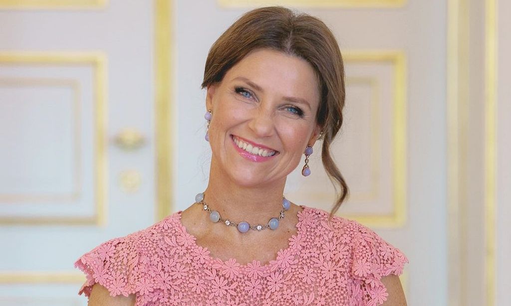 Marta Luisa de Noruega posa feliz y más guapa que nunca para celebrar su 50º cumpleaños
