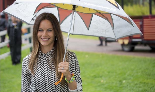 Sonrisas bajo la lluvia… Sofia de Suecia cautiva en su primer viaje como princesa