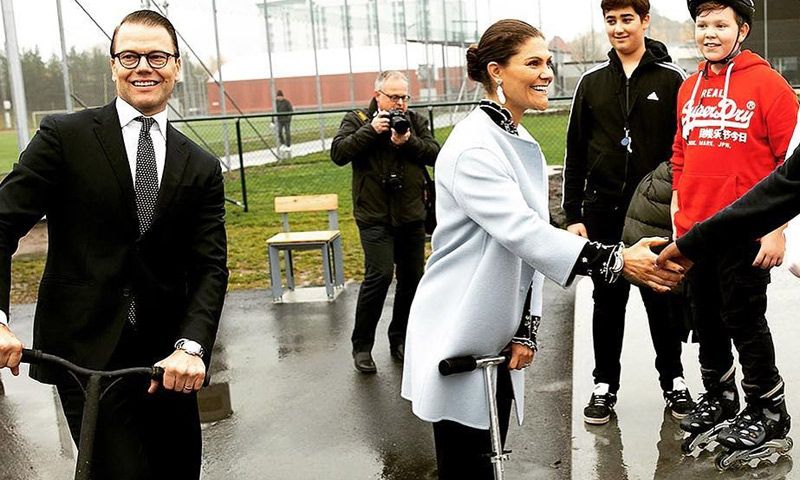 Victoria de Suecia se apunta a la moda del patinete y su marido Daniel ¡te dejará boquiabierto!