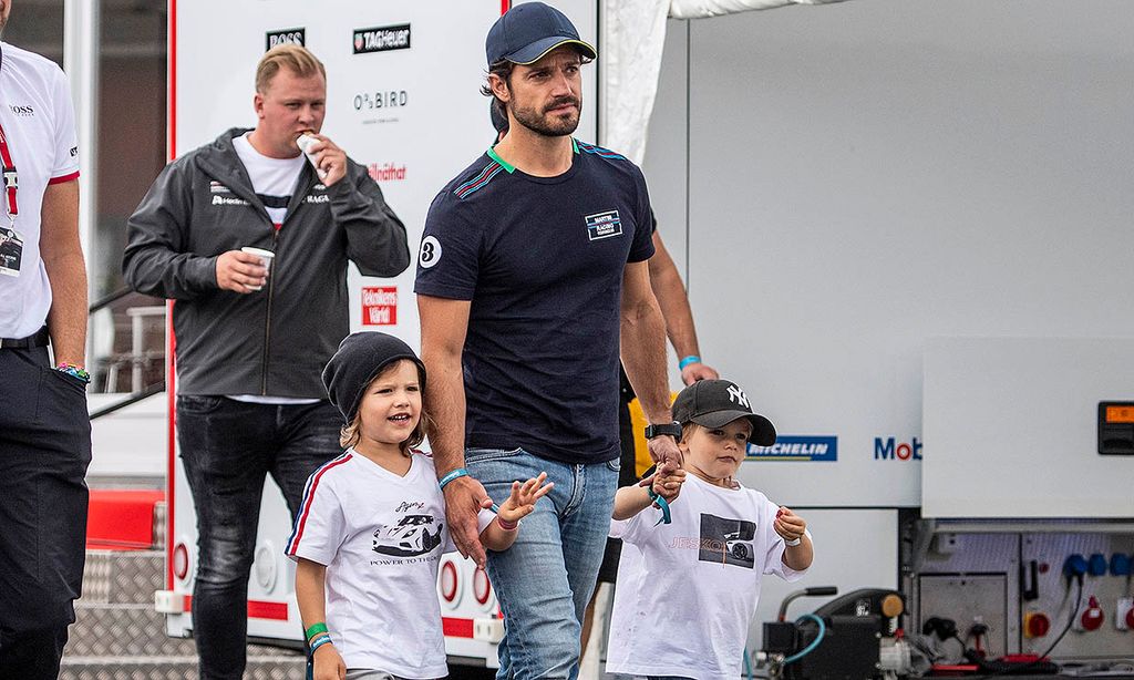 ¡De tal palo, tal astilla! Alexander de Suecia, de 5 años, se 'atreve' con los coches de carreras