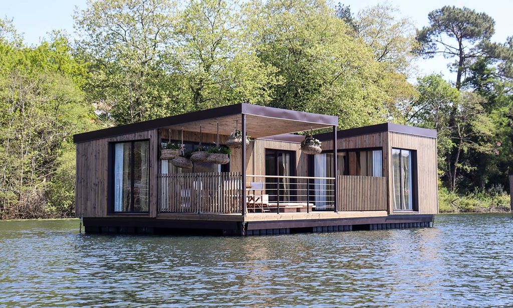La experiencia de dormir en un lodge flotando en el lago