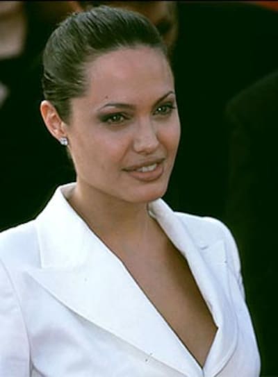 Angelina Jolie renuncia al apellido de su padre