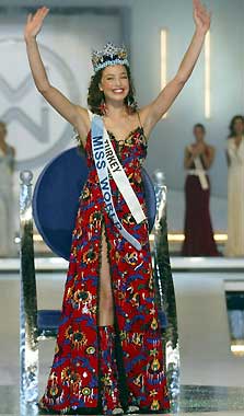 Azra Akin coronada como la nueva Miss Mundo 2002
