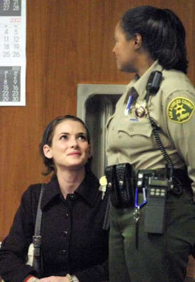Winona Ryder condenada a tres años de libertad provisional