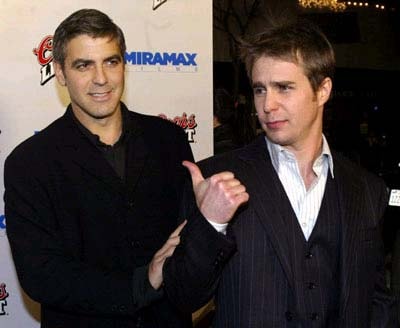 George Clooney acudió con muletas al pase de su última película