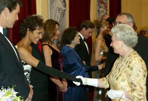 La reina Isabel II premia a su 'empleado' más famoso, Pierce Brosnan