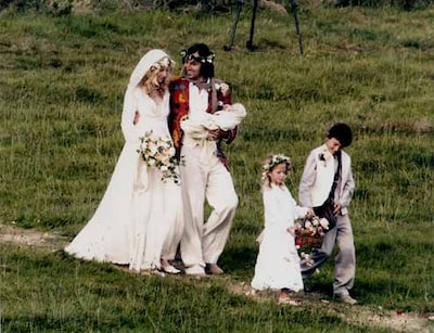 Sienna Miller, feliz en la boda hippy de su hermana Savannah
