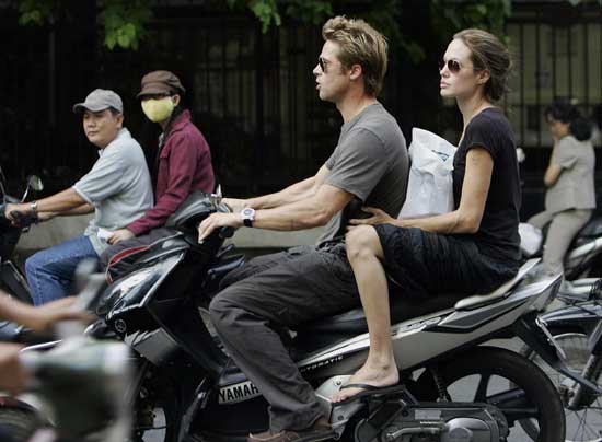 Brad y Angelina, dos enamorados en motocicleta
