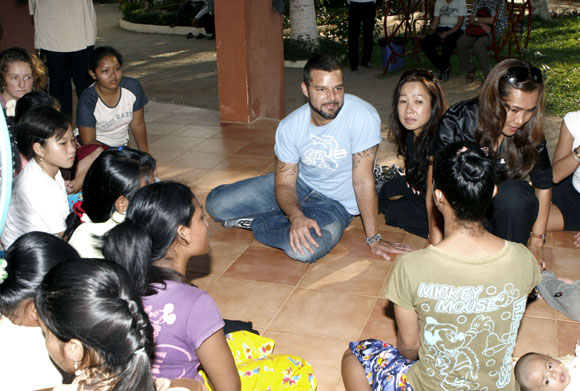 Ricky Martin muestra su lado más solidario para defender los derechos de los niños camboyanos