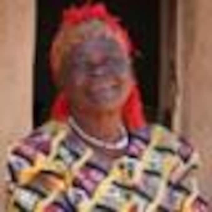 Granny Sarah, la abuela africana de Obama, pone a punto su televisor para ver como su nieto cumple su sueño americano