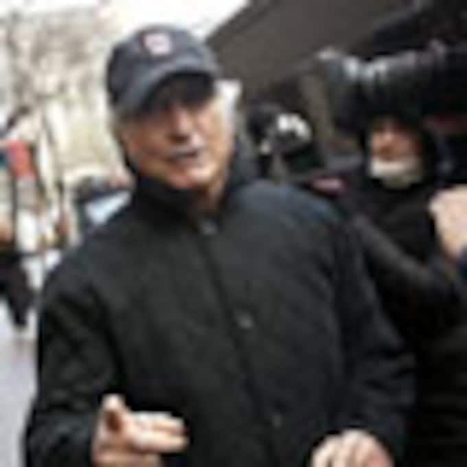 Bernard Madoff, que pasea tranquilamente por Manhattan, fue entregado por sus hijos al FBI tras su confesión
