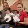 “Milagro doble” para una familia británica: mellizas en blanco y negro, por segunda vez
