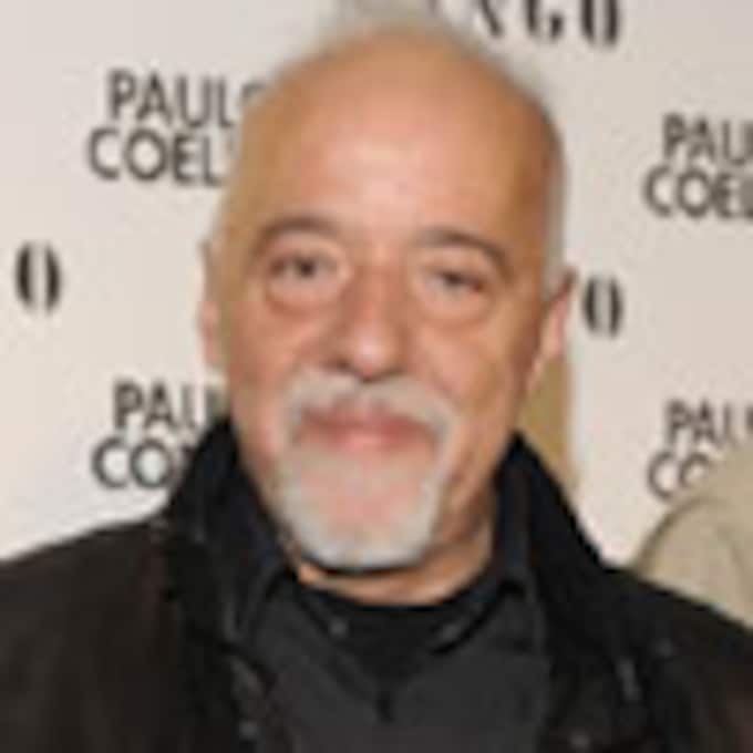 Paulo Coelho presenta en Madrid su nuevo proyecto solidario: 'Es un compromiso de amor'