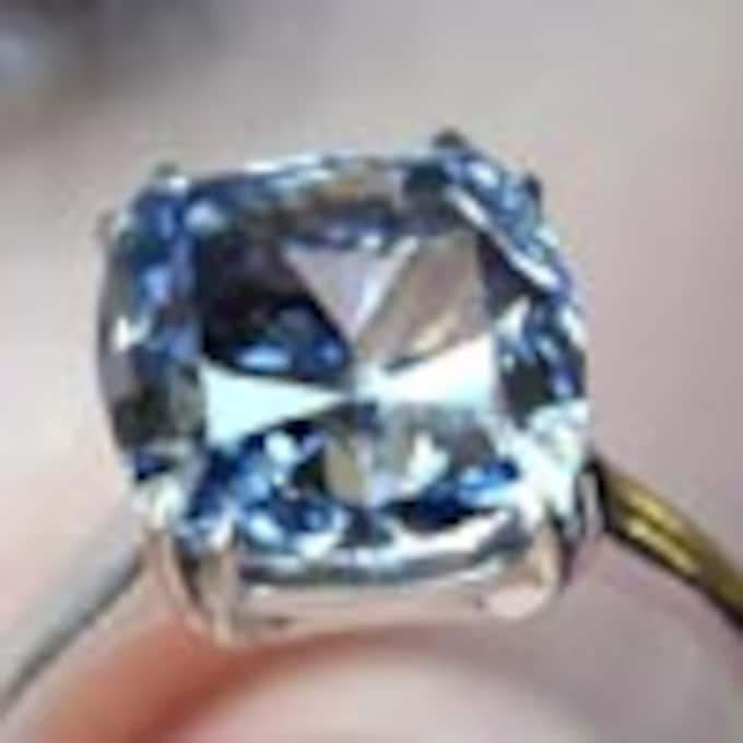 Subastado un diamante azul por 7 millones de euros en Suiza