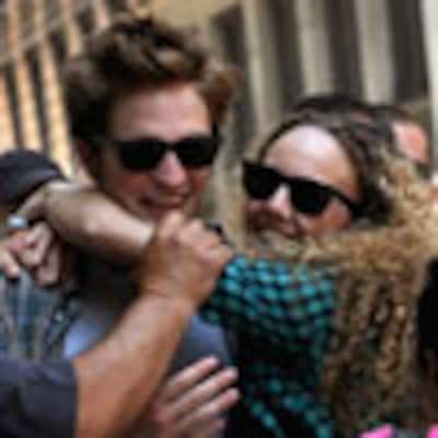 Una fan de Robert Pattinson vive su momento de gloria al burlar la seguridad y abrazar a su ídolo
