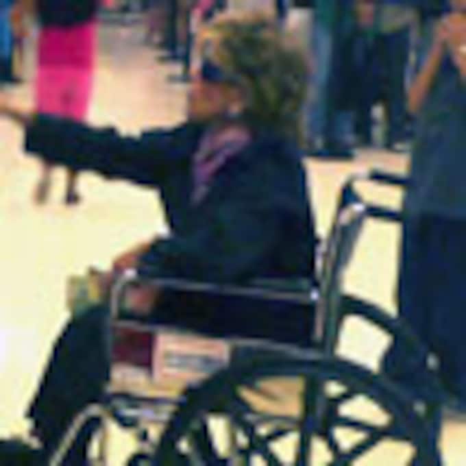 Jane Fonda en silla de ruedas tras someterse a una operación de rodilla