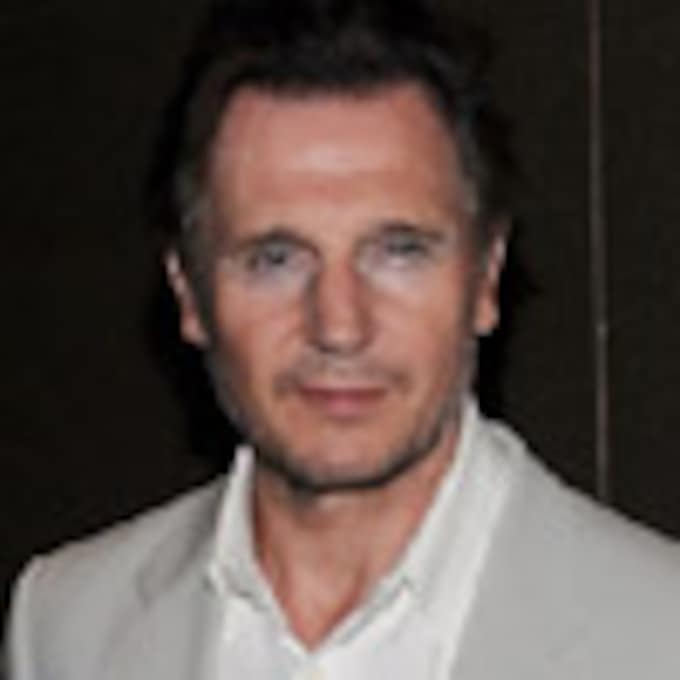 Liam Neeson pisa su primera alfombra roja cinco meses después de la muerte de su esposa, Natasha Richardson