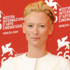 La actriz Tilda Swinton pisa la alfombra roja de Venecia