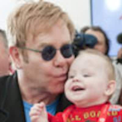 Elton John se queda prendado de un niño de 14 meses en Ucrania: 'Me encantaría adoptar a Lev, me ha robado el corazón'