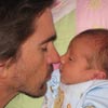 Juanes presenta con una tierna imagen a su tercer hijo, Dante