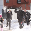 Hugh Jackman se divierte en una guerra de bolas de nieve con sus hijos y los de Cate Blanchett