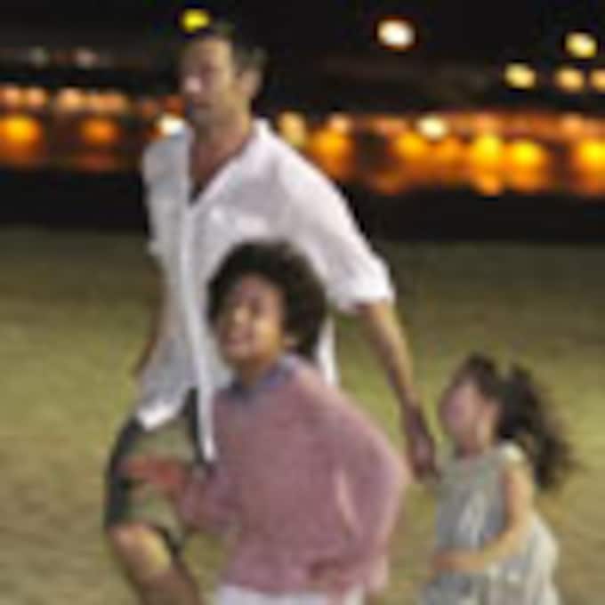 Hugh Jackman se divierte con su familia en la playa de Copacabana (Brasil)