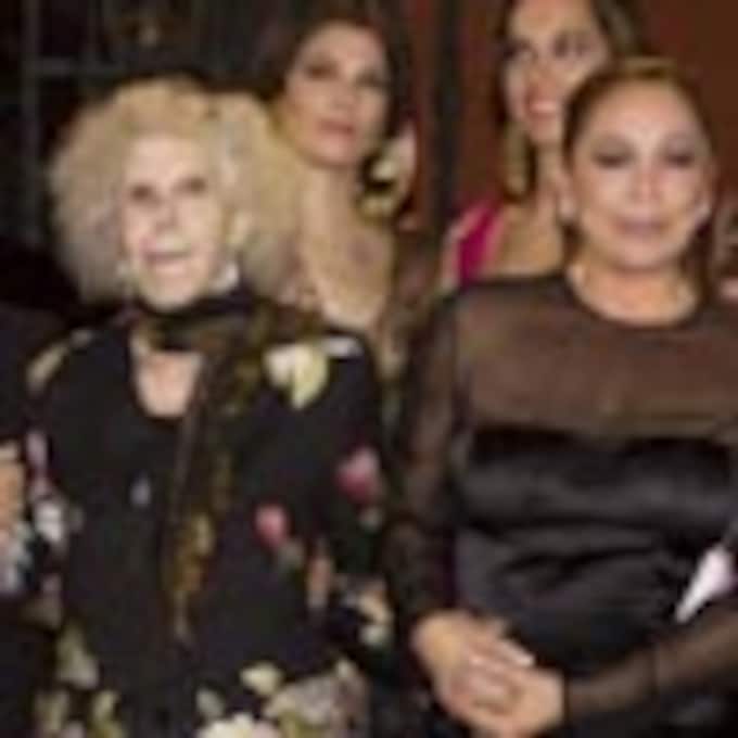 Isabel Pantoja y la Duquesa de Alba, juntas en el homenaje a la diseñadora sevillana Lina