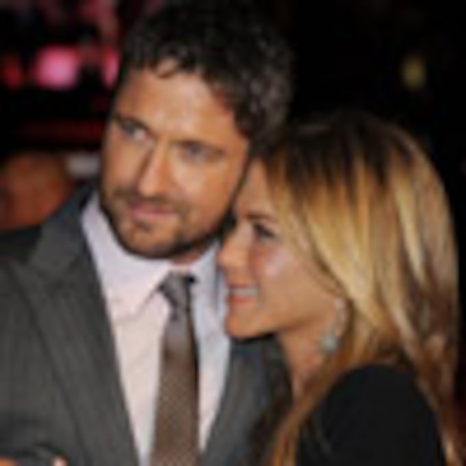 Jennifer Aniston y Gerard Butler, muy acaramelados en el estreno de 'Exposados' en Londres