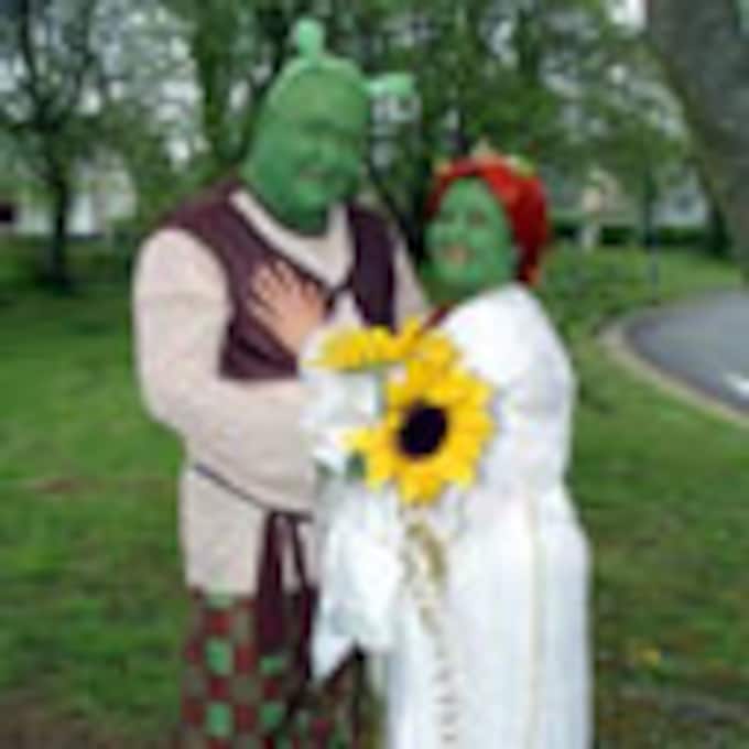 Una pareja británica convierte su boda en un cuento de… ogros
