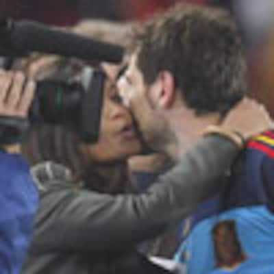 El beso de Iker Casillas y Sara Carbonero, tras la victoria de España ante Paraguay