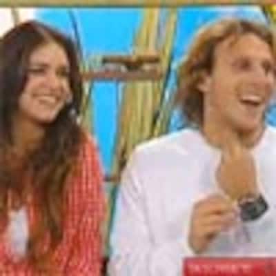 Diego Forlán y Zaira Nara emulan el beso de Íker Casillas y Sara Carbonero en la televisión argentina