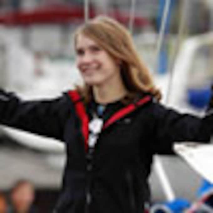 Laura Dekker, de 14 años, inicia por fin su vuelta al mundo en solitario a bordo de su velero