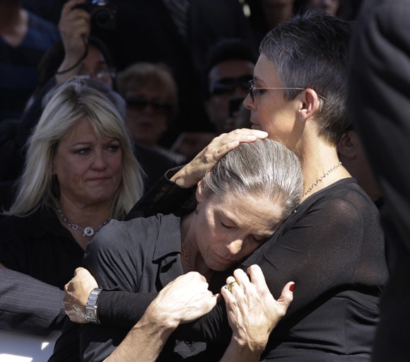 Jamie Lee Curtis consuela a su hermana, Kelly, en el entierro de su padre, Tony Curtis