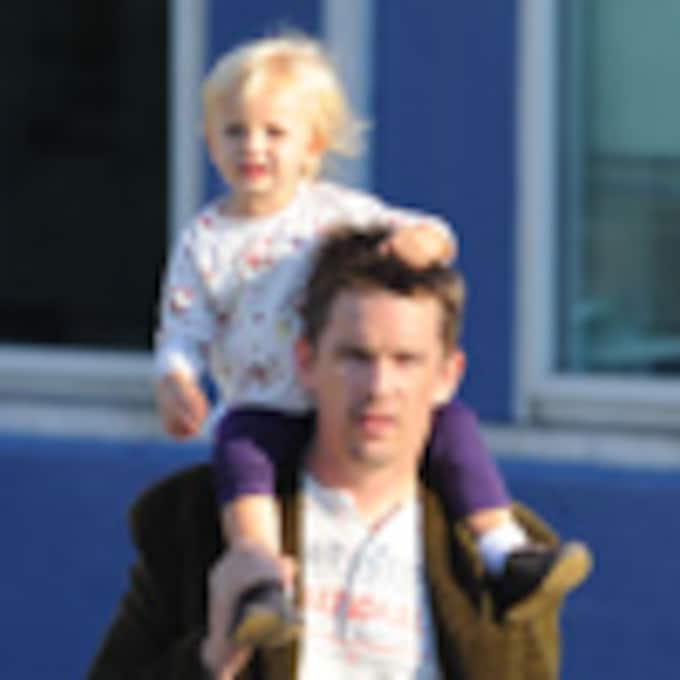 Ethan Hawke, de paseo con su 'princesita' Clementine, de dos años
